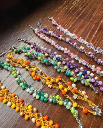 Braccialetti, orecchini e collane fatti a mano