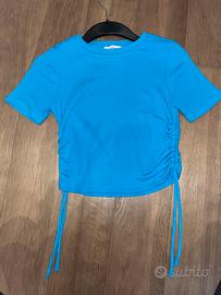 Maglia blu con elastici ai lati