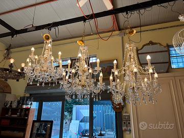 tre lampadari uguali in vetro