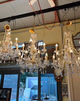 tre lampadari uguali in vetro
