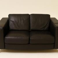 Divano 2 posti in pelle nera – moderno leggi