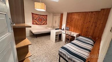 Posto letto in ampia stanza doppia in centro