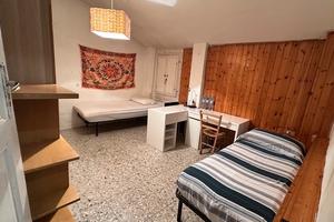 Posto letto in ampia stanza doppia in centro