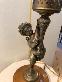 Putto portalampada in metallo