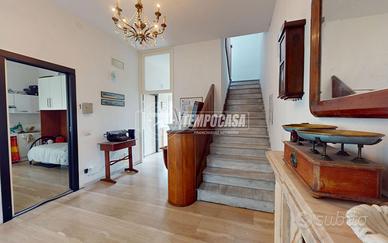 Elegante Villa Indipendente con Ampio Giardino