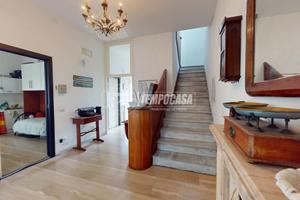 Elegante Villa Indipendente con Ampio Giardino