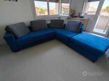 divano angolare con pouf