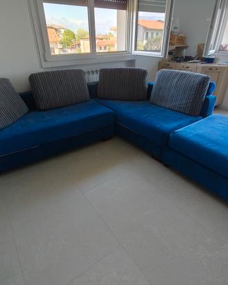 divano angolare con pouf