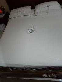 Copriletto con lenzuola e federe