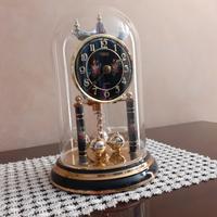 orologio in campana di vetro