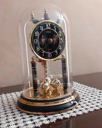 orologio in campana di vetro