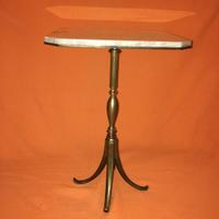 Tavolino in alabastro con gambe in ottone