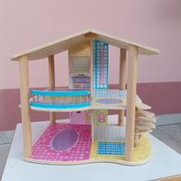 Casa delle bambole in legno