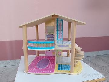 Casa delle bambole in legno