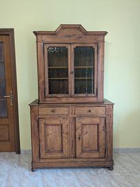 Credenza antica con vetrina