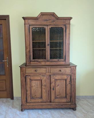 Credenza antica con vetrina