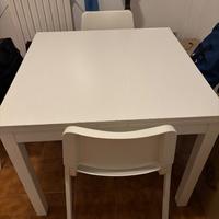Tavolo bianco Ikea allungabile e 4 sedie