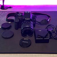 Canon EOS 2000D con custodia