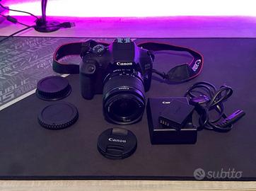 Canon EOS 2000D con custodia