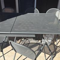 Tavolo e sedie da giardino