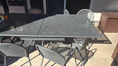Tavolo e sedie da giardino