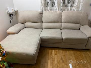 divano  a penisola tenuto bene