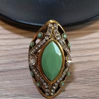Anello lavorato con pietra verde e cristalli