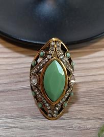 Anello lavorato con pietra verde e cristalli