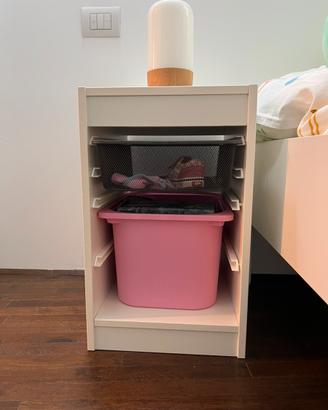 Letto e comodino-Cameretta per bambina