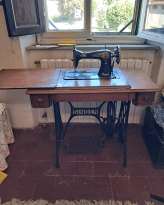 Macchina da cucire Singer d epoca con mobile