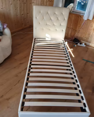 Letto singolo con testata imbottita e doghe in leg