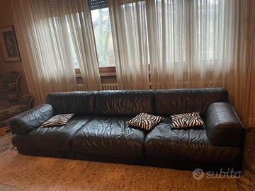 Divano in pelle nera