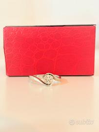 Anello in oro bianco con diamanti