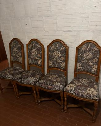 Sedie in legno con cuscino di tessuto ricamato