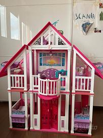 Casa di Barbie Malibu con ascensore e accessori