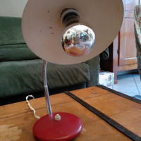 Lampada da tavolo anni 50 in metallo rosso
