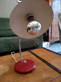 Lampada da tavolo anni 50 in metallo rosso