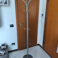 Appendiabiti a piantana in metallo

