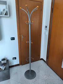 Appendiabiti a piantana in metallo

