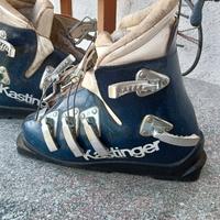 coppia di vecchi scarponi da sci