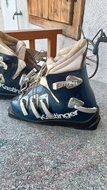 coppia di vecchi scarponi da sci