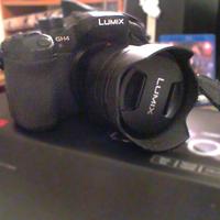 Panasonic GH4 con obiettivo 12-60 foto videocamera