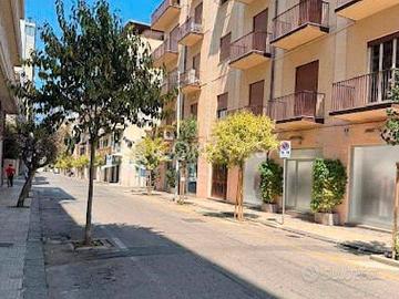 Locale con tre vetrine e deposito