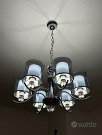 Lampadario a sospensione in metallo cromato.