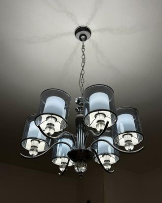 Lampadario a sospensione in metallo cromato.