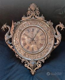 Orologio a muro antico in ottone