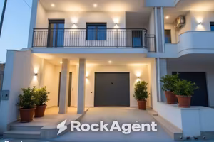 Villa di 203 m² con 5 locali e box auto a Spongano