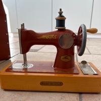 Macchina da cucire giocattolo Vintage.