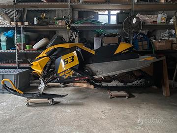Motoslitta skidoo