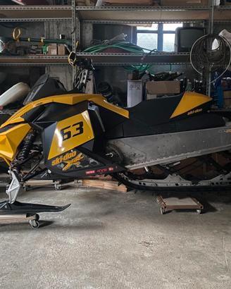 Motoslitta skidoo